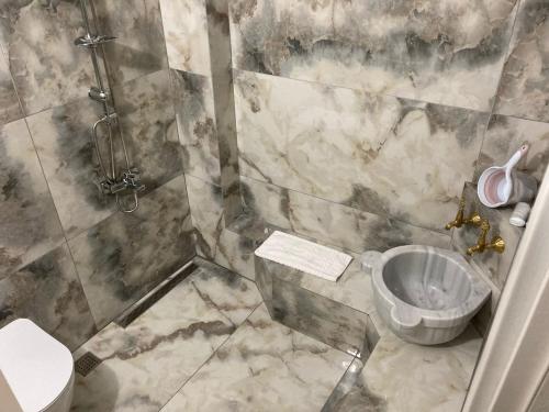 bagno con doccia e servizi igienici. di Senturkler Suite a Trabzon