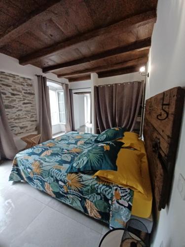 a bedroom with a bed with a colorful blanket at Casa Pernice in Penta-di-Casinca