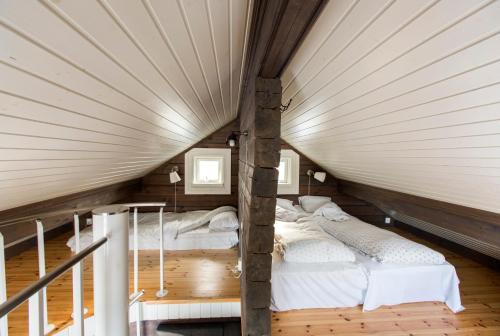 a bedroom with two beds in a attic at Mosetertoppen Panorama anneks 1B in Hafjell