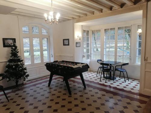 - un salon avec un baby-foot et un arbre de Noël dans l'établissement Best Price #B 