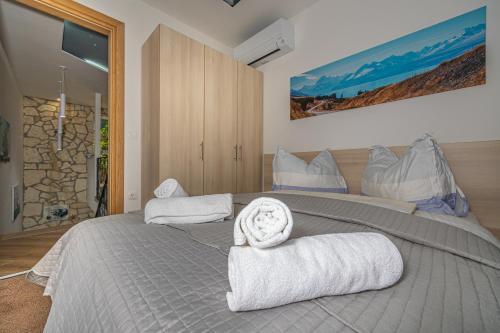 ein Schlafzimmer mit einem großen Bett mit Handtüchern darauf in der Unterkunft Villa Anna - Kroatien - Crikvenica Riviera in Jadranovo