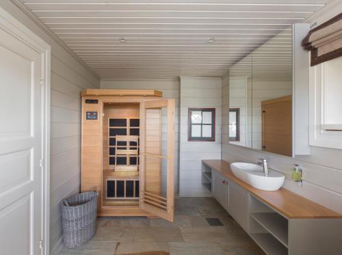 a bathroom with a sink and a mirror at Mosetertoppen Panorama, Anneks 2B - Hafjell in Hafjell