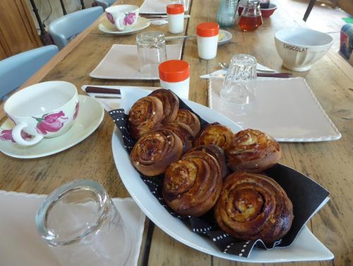een bord gebak op een houten tafel bij Le Clos de La Pinsonnière in Vaudelnay
