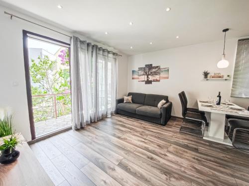 a living room with a couch and a table at Apartman Biljana in Makarska