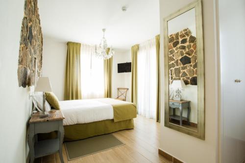 Un pat sau paturi într-o cameră la Casa Rural Pico de los Haces