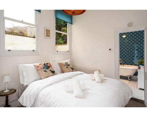 バースにある15 vineyards streetのベッドルーム1室(白いシーツ付きのベッド1台、窓付)