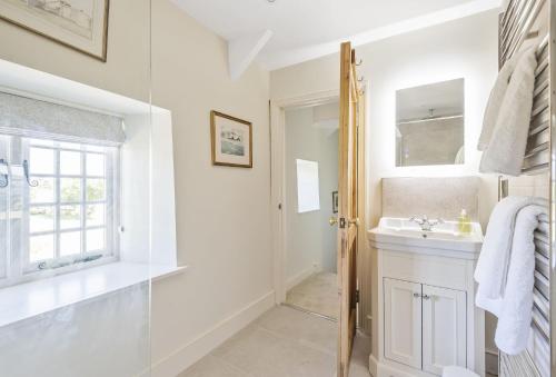 een badkamer met een douche en een wastafel bij Creaky Cottage in Dorchester
