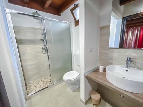 bagno con doccia, lavandino e servizi igienici di Aparthotel Cortellenica a Torre San Giovanni Ugento