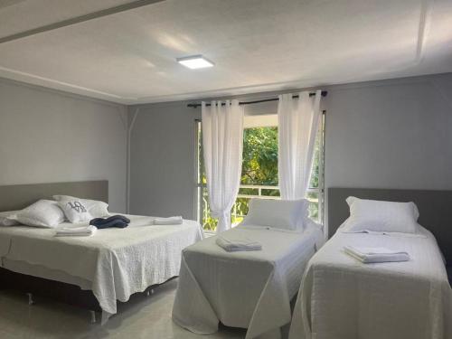 เตียงในห้องที่ Pousada Maria`s Inn - Conforto, acolhimento e qualidade em Foz do Iguaçu