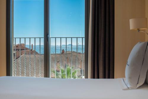 una camera d'albergo con vista sull'oceano di Hotel Ibersol Atrio del Mar a Los Alcázares