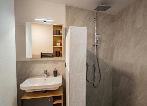 a bathroom with a sink and a shower at Ferienwohnungen Jenewein in Gries am Brenner