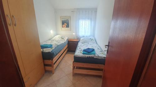 Tempat tidur dalam kamar di Ferienwohnung Irina