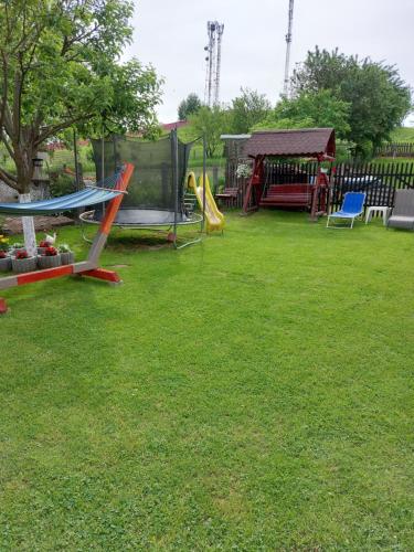 un cortile con parco giochi e scivolo di Vila Georgeta a Zărneşti