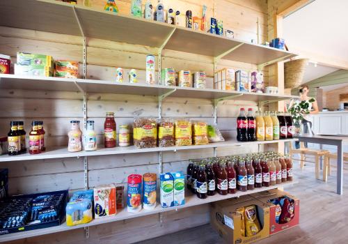 ein Laden mit Regalen mit Speisen und Getränken in der Unterkunft Park Drentheland in Zorgvlied