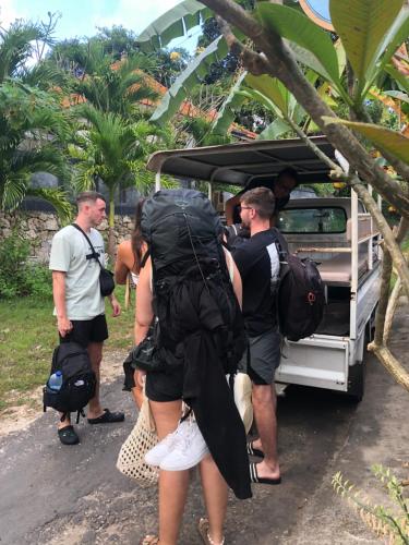 a group of people getting off of a van at Le Biu garden View in Nusa Lembongan