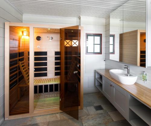 La salle de bains est pourvue d'une douche et d'un lavabo. dans l'établissement Hafjell tømmerhytte 4B, à Hafjell