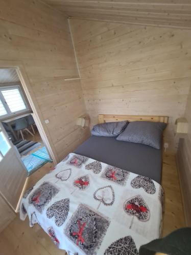 an overhead view of a bed in a tiny house at Domki Przy Marinie Wapnica 6 km od Międzyzdrojów in Wapnica
