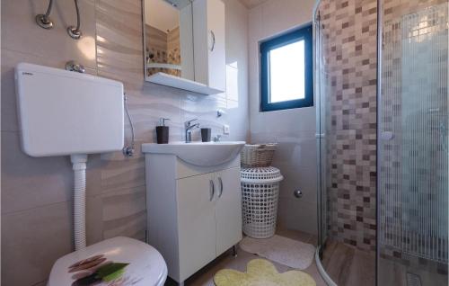 Et badeværelse på Cozy Apartment In Klek With Wifi