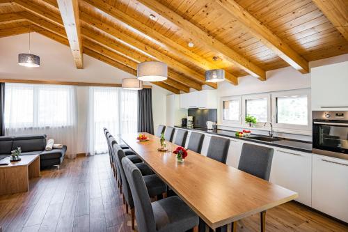 Una cocina o zona de cocina en Chalet Dorf Wagrain Alpenleben by AlpenTravel