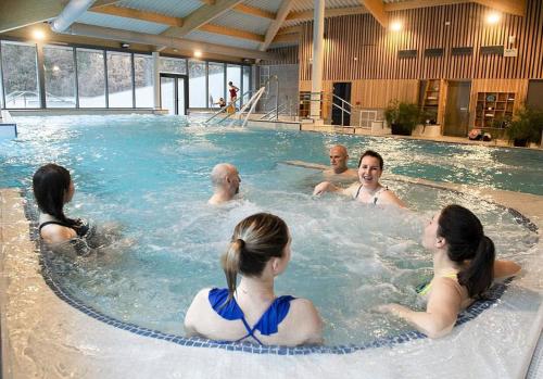 un groupe de personnes dans une piscine dans l'établissement Joli appartement dans village calme en Provence, à Les Mées