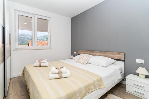 Un pat sau paturi într-o cameră la Bokarica Apartments