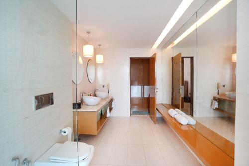Ванная комната в St Jacinto Island Villa By JadeCaps- Bay View and Infinity Pool Near Goa Airport