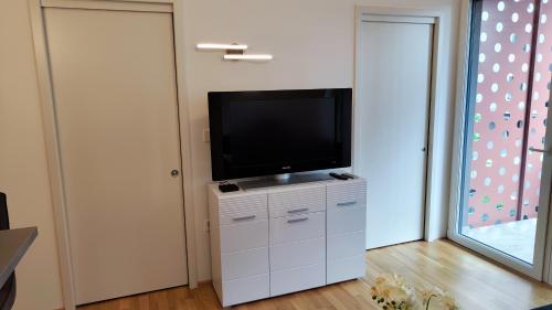 einen Flachbild-TV auf einem weißen Schrank in der Unterkunft Apartment Ozare in Slovenj Gradec