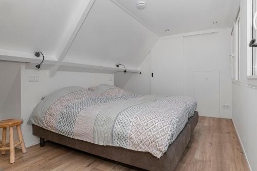 سرير أو أسرّة في غرفة في Vakantiehuis '2bijZee' dicht bij Domburg en strand