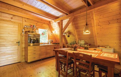 una cocina con una gran mesa de madera en una cabaña en Beautiful 3-Bed House in Crni Lug en Crni Lug