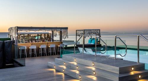 een bar op een terras naast een zwembad bij O' Two Hotel in Kaapstad