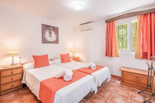 A bed or beds in a room at Ca Na Pepa