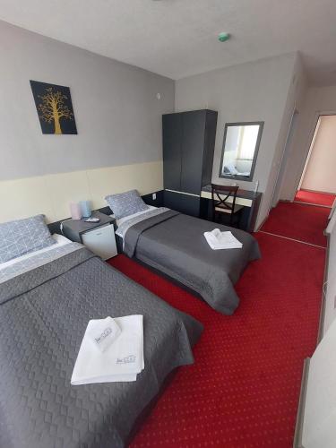 Ένα ή περισσότερα κρεβάτια σε δωμάτιο στο Rooms S&S Milicevic u strogom centru Aleksandrovca