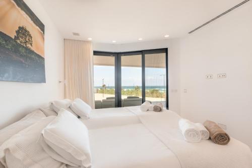 A bed or beds in a room at Infinity 0-8 LUXE SEA VIEW 2B