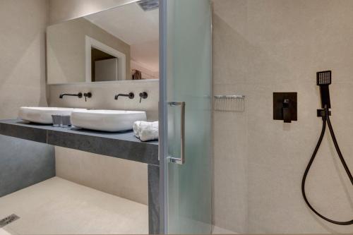 Vannituba majutusasutuses Chrysonisos Suites with Sunset & Seaviews near Kini
