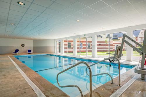 une grande piscine dans un immeuble dans l'établissement Résidence Goélia Le Victoria, à Blonville-sur-Mer