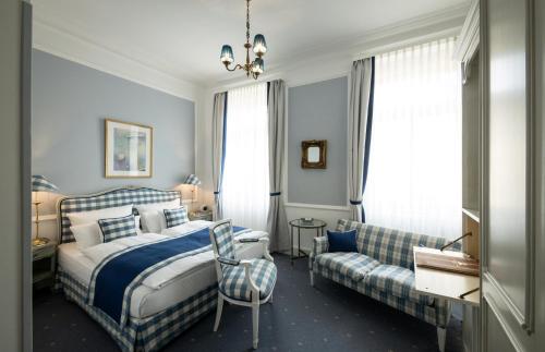 a hotel room with a bed and a couch at Hotel Der Kleine Prinz in Baden-Baden