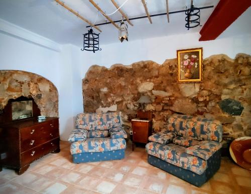 a living room with two chairs and a table at Casa Rural Maribel in Santa Amalia