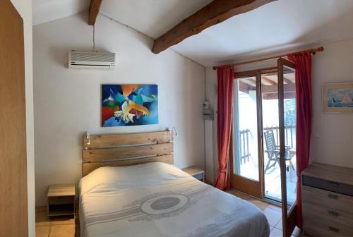 a small bedroom with a bed and a window at Tiny House Belleraze in Saint-Jean-de-Minervois