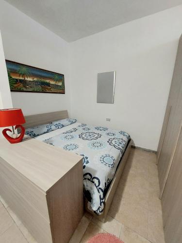 Giường trong phòng chung tại Monolocale Cipri