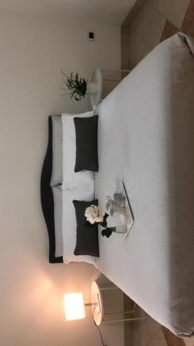 Кровать или кровати в номере maison flores deluxe