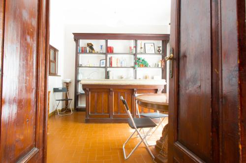 - un couloir avec une table et une chaise dans la chambre dans l'établissement Albergo diffuso "Centoborghi", à Fivizzano