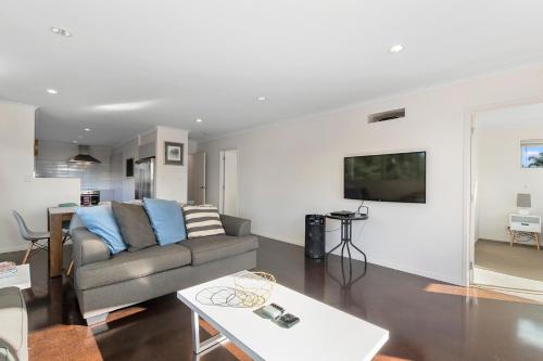 TV o dispositivi per l'intrattenimento presso The Nautical Bach - Mangawhai Heads Holiday Home