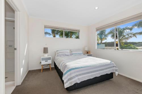 Letto o letti in una camera di The Nautical Bach - Mangawhai Heads Holiday Home