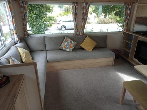 Seating area sa New 2 bed holiday home with decking in Rockley Park Dorset near the sea