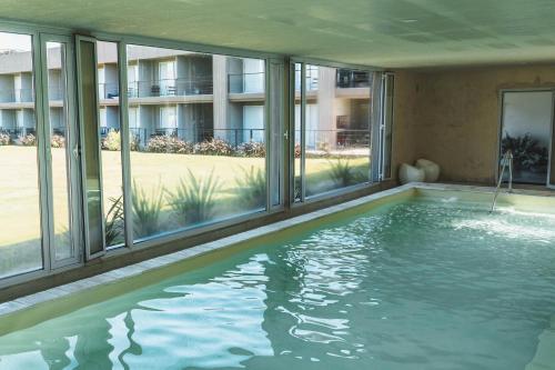 Prado del Lago tesisinde veya buraya yakın yüzme havuzu