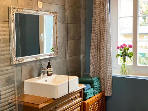 bagno con lavandino e specchio di La Tourmaline - Etretat a Étretat