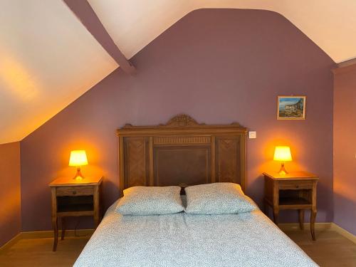 una camera con un letto con due lampade su due tavoli di La Tourmaline - Etretat a Étretat