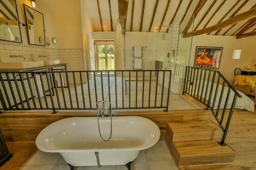 a bathroom with a bath tub in the middle of a room at Par La Rivière in La Roque-Gageac