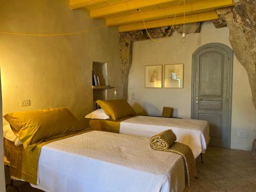 a bedroom with two beds and a chair at IL CORVO DI PIETRA in Scicli