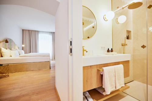 A bathroom at Boutiquehotel Zum Goldenen Hirschen